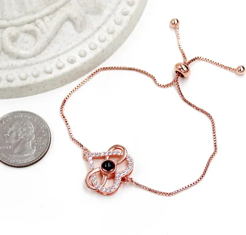 Vista 5 de Pulsera ajustable de cadena de plata/oro rosa, 4 dijes de corazón diferentes en 100 idiomas con texto en inglés "Say I Love You", pulsera