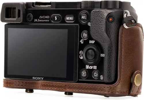 Vista 7 de MegaGear "Ever Ready" - Funda de piel para cámara, fácil de instalar, trípode y accesorio periférico, compatible con Sony Alpha A6000, A6300
