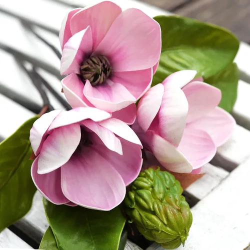 Vista 7 de FiveSeasonStuff Arreglo de flores artificiales de magnolia rosa polvoriento, con 4 tallos, ramo de damas de honor de boda, despedidas de soltera