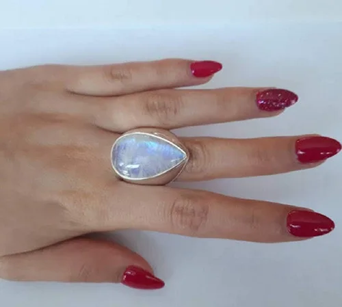 Vista 4 de 1.NO Simulación de moda S925 plata de ley vintage luz de luna anillo de piedras preciosas personalidad punk estilo exagerado anillo femenino mamá