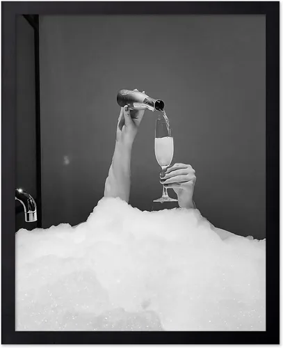 Vista 8 de Monem Art - Póster de mujer en la bañera, estampado de champán vertido, arte con alcohol, arte funky, arte en blanco y negro, arte fotográfico