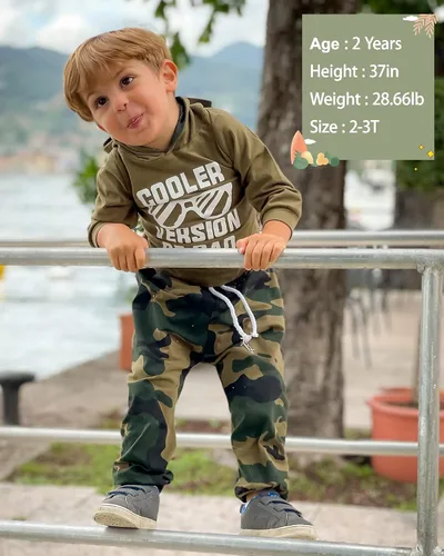 Vista 2 de Conjunto de 2 piezas de ropa para bebés y niños pequeños con estampado de letras y pantalones largos de camuflaje