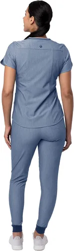 Vista 2 de Adar Pro Flawless Plus - Conjunto de exfoliante para mujer camiseta elevada con cuello en V y pantalones deportivos