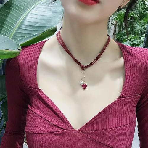 Vista 3 de YienDoo Gargantilla gótica de terciopelo con corazón rojo, gargantilla con colgante de corazón de amor rojo, collar con colgante de perlas punk