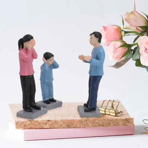 Vista 3 de Kisangel Juego de figuras pequeñas pintadas de 1.18 pulgadas con temática de disputas familiares, para decoración de jardín y juguetes para niños