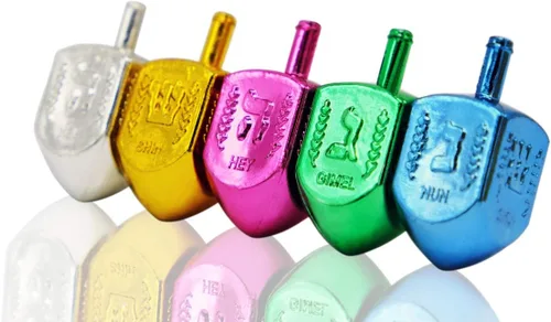 Vista 2 de Dreidels de plástico multicolor Hanukkah con transliteración en inglés, incluye instrucciones de juego por The Dreidel Company