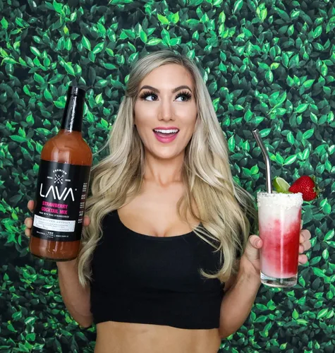 Vista 6 de LAVA LAVA Craft Cocktail Co. - Mezcla de margarita de jalapeño picante y margarita de fresa y daiquiri de fresa de LAVA Craft Cocktail Co.