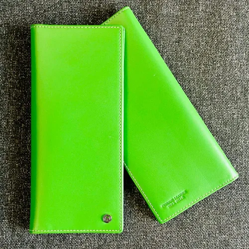 Vista 4 de Pacer Go Cartera de viaje larga delgada con bloqueo RFID de cuero genuino, Verde, Minimalista