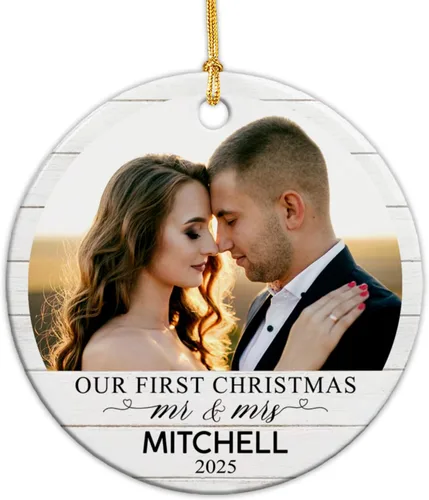 Vista 23 de Adorno de cerámica personalizable con texto en inglés «Our First Christmas Married», adorno de Navidad personalizado para el señor y la señora