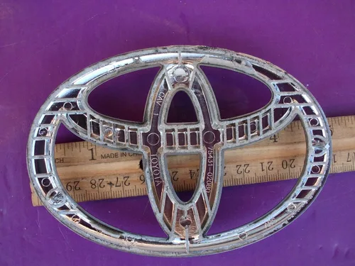 Vista 2 de TOYOTA Accesorios originales 75431-02080 Emblema para puerta trasera