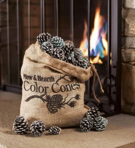 Vista 5 de Piñas de colores para chimenea Plow & Hearth, piñas de pino con llama cambiante de arcoíris para alegría navideña, accesorios para quemar con centro