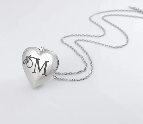 Vista 4 de MUERDOU Collar con medallón de mariposa que sostiene fotos, letra inicial del alfabeto en forma de corazón, foto con medallón de memoria, Esmalte