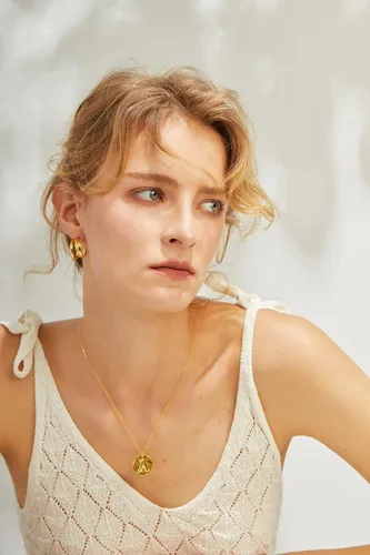Vista 3 de Collar delicado con inicial, chapado en oro de 14 quilates, collar de oro con inicial de moneda para mujer