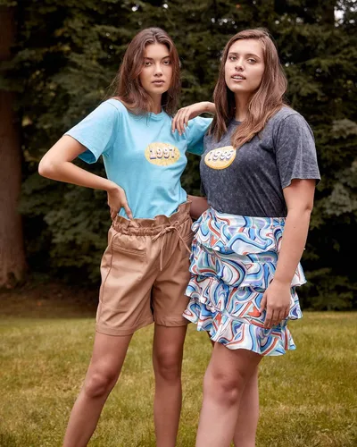 Vista 4 de Kendall + KYLIE - Camiseta gráfica para mujer de los años 90
