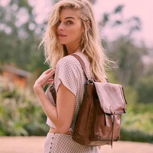 Vista 6 de The Sak Mochila Ventura en piel, correa convertible ajustable, estampado floral de tabaco