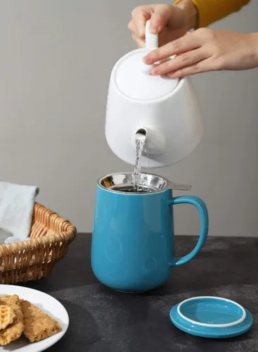 Vista 9 de Sweese Taza de té de porcelana de 20 onzas con infusor y tapa, taza de té de hojas sueltas, regalos para amantes del té, blanco y azul acero