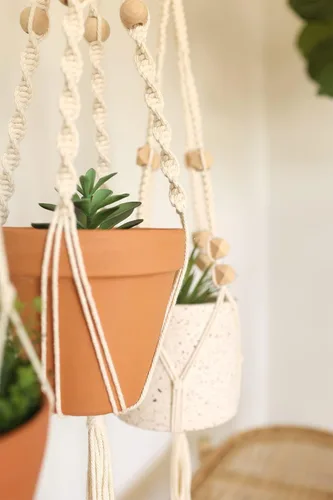 Vista 6 de Kit de macramé – Hace 3 perchas de macramé para plantas con instrucciones fáciles de seguir para adultos principiantes – Incluye cable de macramé