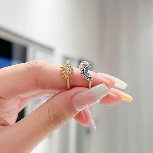 Vista 2 de Juego de anillos de luna y sol para mujeres y niñas, anillos de diamantes de imitación, anillos a juego de sol y luna para pareja, novio, novia