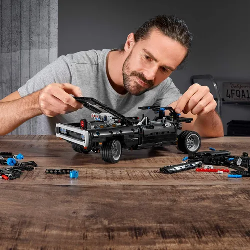 Vista 4 de LEGO Technic Fast & Furious Dom's Dodge Charger 42111 Juguete de Construcción - Kit de construcción de modelo de coche de carreras, juego