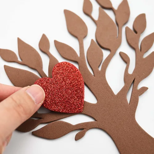 Vista 3 de TINYFUTURE 18 juegos de coronas de espuma para el día de San Valentín, kits de manualidades, decoración autoadhesiva de corazón, letras de corazón