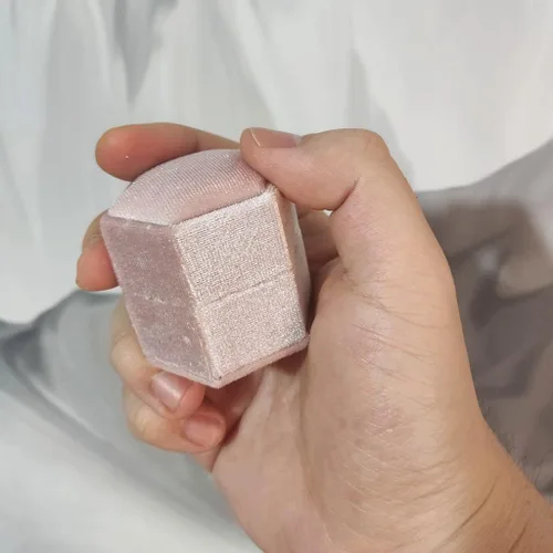 Vista 9 de Caja hexagonal de terciopelo para anillos con doble anillo, elegante caja de almacenamiento de joyas para propuestas, compromiso, aniversario, Blanco