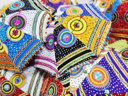 Vista 2 de Marubhumi Paraguas de diseño indio hecho a mano de algodón multicolor multicolor bordado Boho paraguas sombrilla (5 unids)