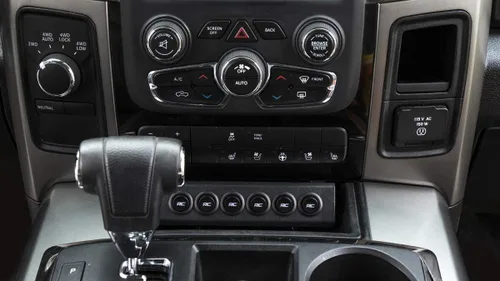 Vista 2 de Rough Country MLC-6 - Controlador de luz y accesorio LED universal - Panel de interruptores basculantes de 6 posiciones con bloque de potencia