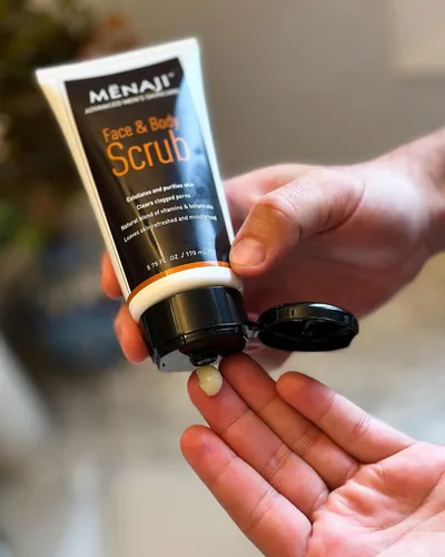 Vista 5 de Mënaji - Exfoliante facial y corporal, 5.75 onzas líquidas, exfoliante facial para hombre, exfolia, limpia y renueva la piel, fórmula natural
