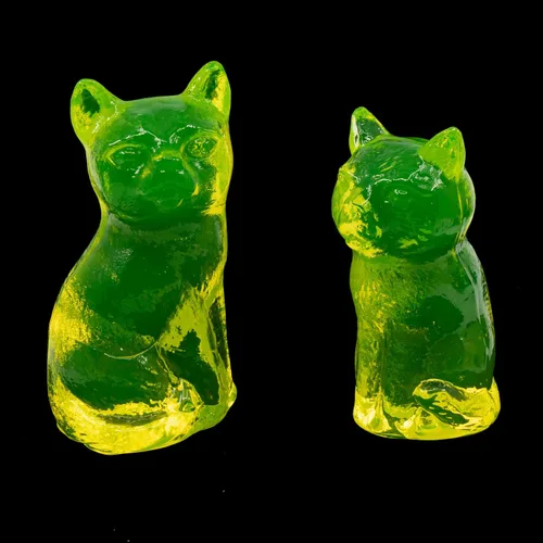 Vista 13 de Vajilla de vidrio de Urаnium (brilla bajo los rayos UV) - Estatuilla - Oso pequeño con lado plano, República Checa - Brillante