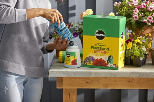 Vista 3 de Miracle-Gro Alimento soluble en agua para plantas multiusos - Fertilizante para todas las plantas de interior o exterior, incluyendo rosas, flores