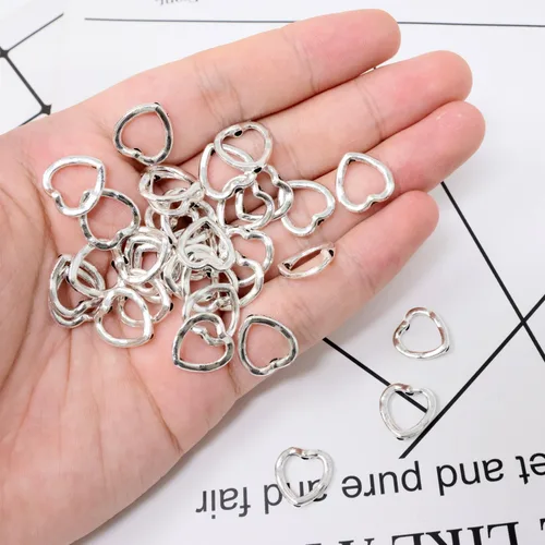 Vista 4 de Honbay 100 cuentas de corazón hueco de aleación, cuentas sueltas de metal en forma de corazón, marco de cuentas para aretes, pulseras, collares