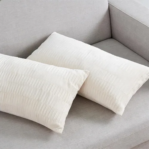 Vista 4 de Juego de 2 fundas de almohada decorativas de terciopelo a rayas plisadas de 14 x 26 pulgadas, funda de cojín rectangular suave y elegante para sofá
