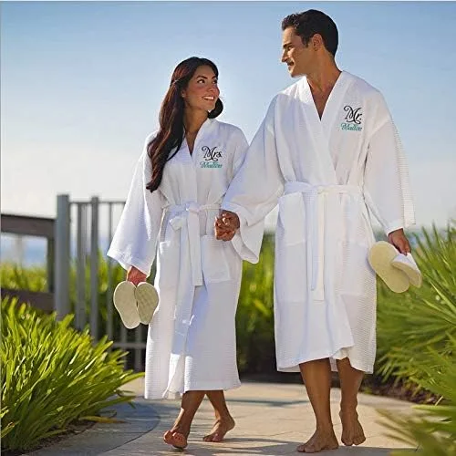 Vista 2 de Classy Bride Juego de 2 batas de spa personalizadas Mr. and Mrs, Negro, Blanco