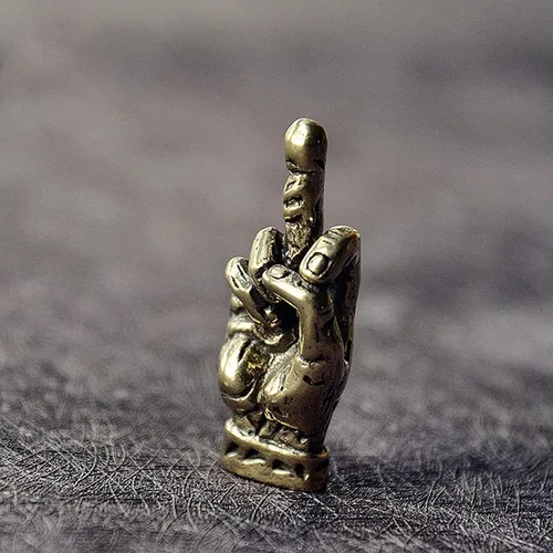 Vista 4 de Estatua erecta de mano de latón con dedo medio, estatua de bolsillo de mano de cobre, decoración de escritorio para el hogar