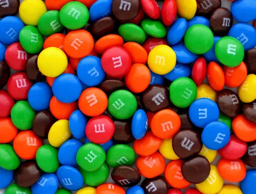 Vista 4 de M&M's - Paquetes de chocolate con leche de tamaño divertido (paquete de 30) (aproximadamente 1 libra)