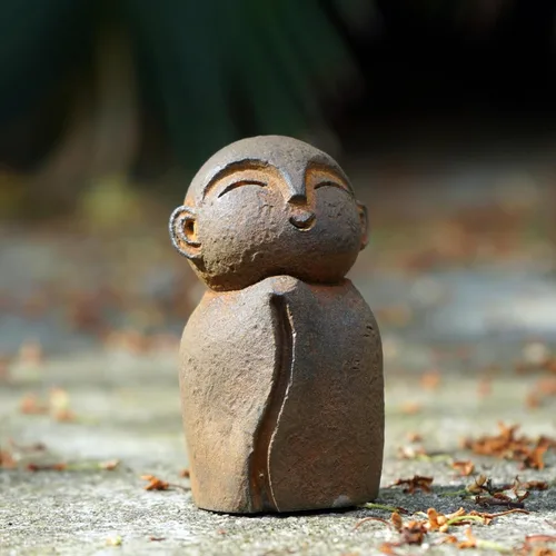 Vista 13 de OwMell Estatua de monje japonés de Jizo, figura de Buda Jizo, estatua conmemorativa del acuario, adorno de flores de hierro