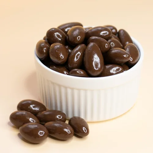 Vista 3 de Caramelo de almendras cubiertas de chocolate con leche, bolsa de 2 libras