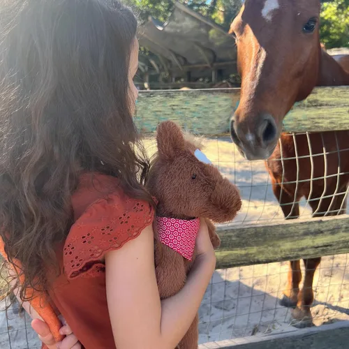 Vista 8 de MON AMI Juguete de peluche Cinnamon The Horse – Caballo de peluche suave de 15 pulgadas, peluche de poni de granja con bandana, animal sentado