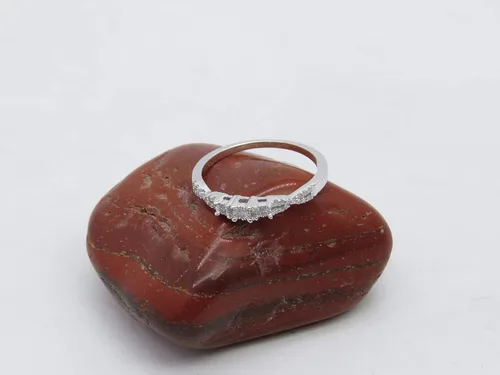 Vista 2 de Dazzlingrock Collection Anillo de compromiso de 0,10 quilates (quilates) con diamantes redondos de 10 quilates para mujer, 3 piedras, oro blanco