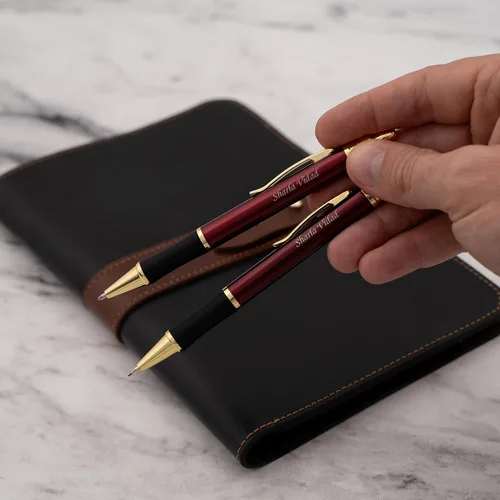 Vista 2 de Dayspring Pens Monroe - Juego de bolígrafos y lápices, laca roja con borde dorado, grabado personalizado, regalo de graduación, aniversario