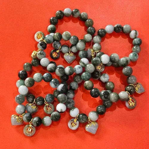 Vista 5 de Pulsera de jade tailandés de 0.55 pulgadas – Cuentas redondas a rayas verdes naturales Pulsera elástica de energía curativa con dije de corazón