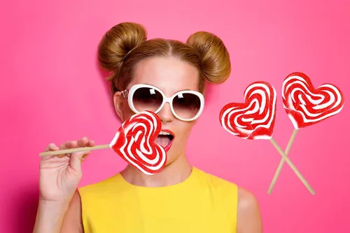 Vista 6 de Fruidles Paquete de seis paletas de 2.82 oz con diseño de corazón rojo y blanco, envueltas individualmente