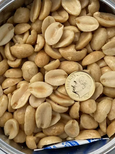 Vista 3 de Latas saladas de 10 oz de Gillespie's Peanuts cultivados en nuestra granja familiar! s (1)