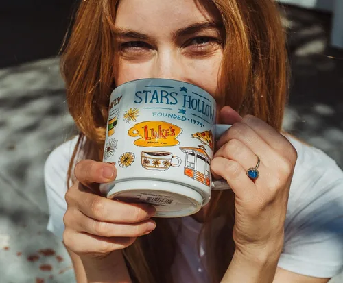 Vista 4 de Taza de cerámica con iconos de Gilmore Girls de Stars Hollow Taza grande de café para espresso, cafeína, bebidas, artículos esenciales