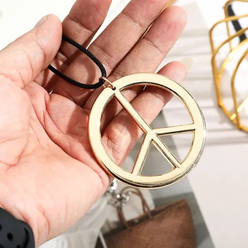 Vista 7 de AWAYTR Juego de 3 piezas de disfraz hippie para mujer, diadema de flores bohemias de los años 70, collar dorado con signo de la paz, lentes de sol