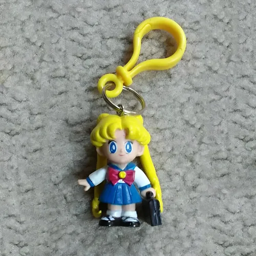 Vista 6 de Irwin Toy Embrace the Power of Sailor Moon Llavero Clip-On - Un accesorio elegante para entusiastas del anime y coleccionistas