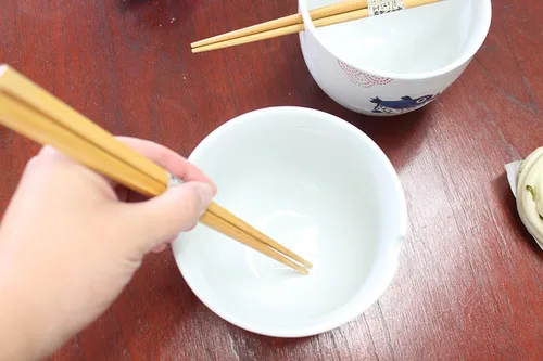 Vista 4 de Juego de 2 tazones de cerámica de porcelana japonesa con palillos, sopa de ramen, fideos, gachas de avena, menudo ramen udon, pasta, cereales