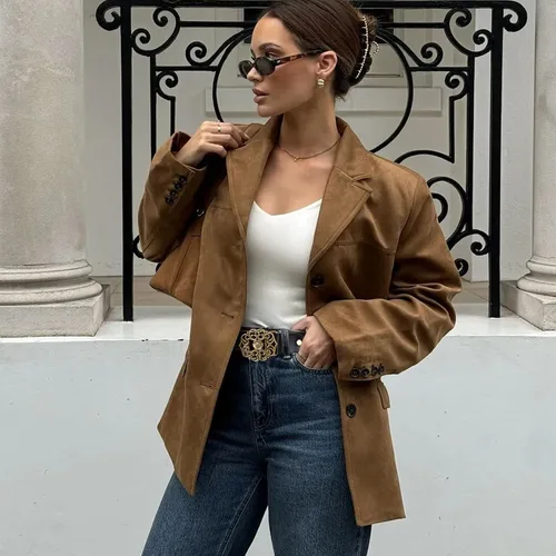 Vista 205 de Cinturón de cuero clásico con hebilla de metal para mujer con vestido de jeans