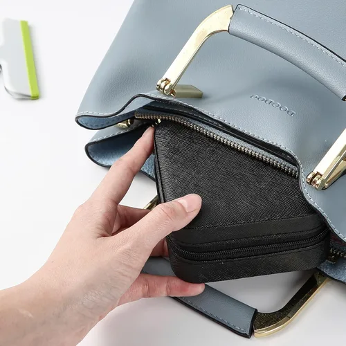 Vista 3 de Mini joyero portátil de viaje de cuero para joyas, organizador de anillos, caja de regalo de almacenamiento, para niñas y mujeres (negro).