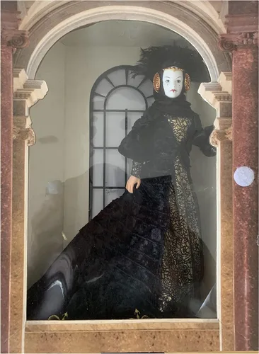 Vista 7 de Star Wars Episodio I Reina en vestido de viaje negro